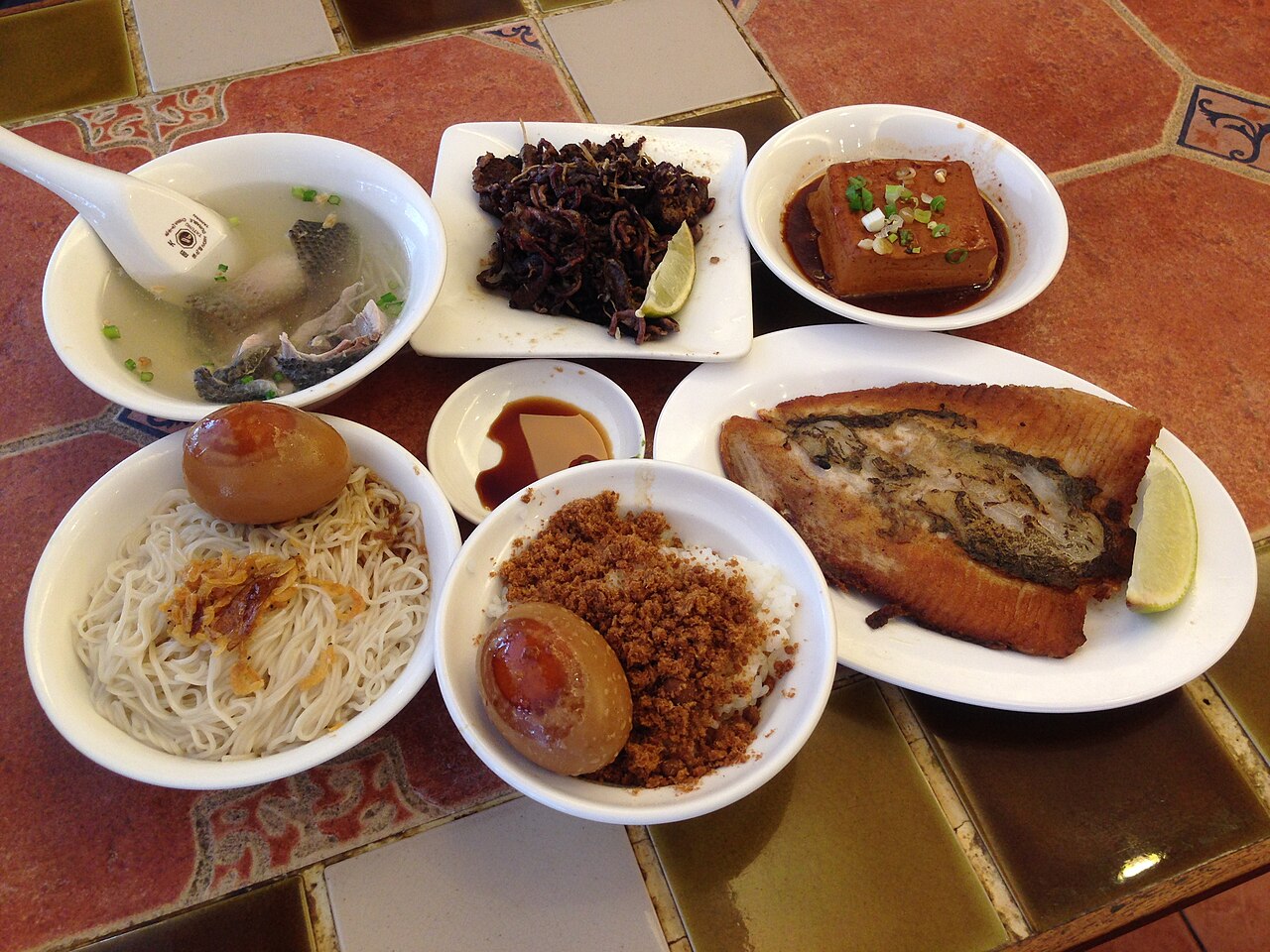 Dagouding Milkfish Rice Noodle Soup (大溝頂虱目魚米粉湯)