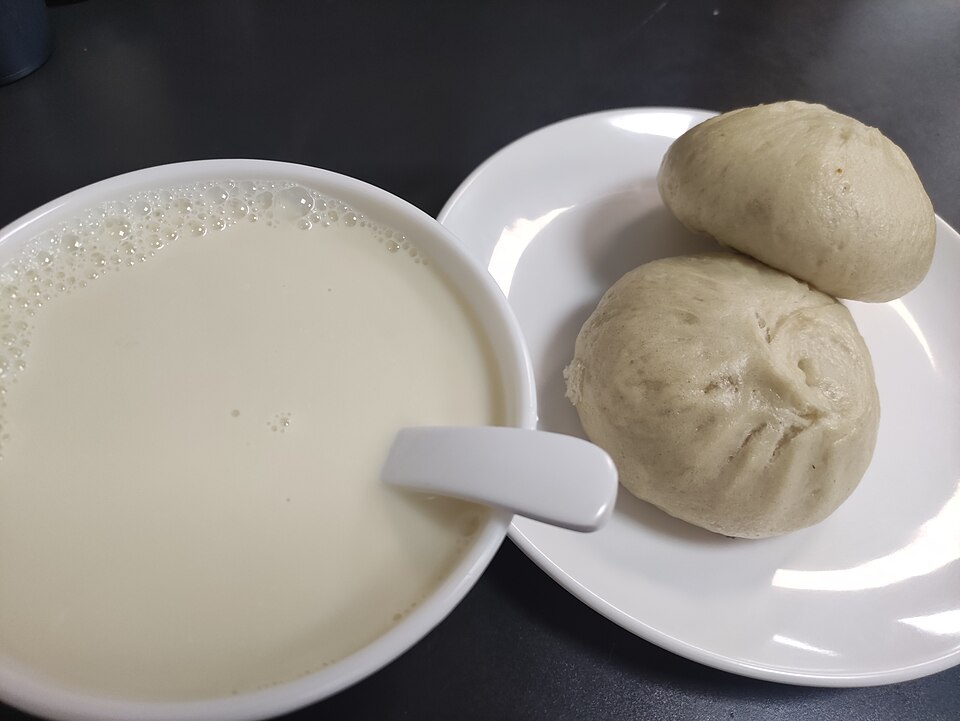 Steamed pork bun